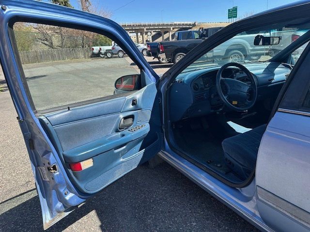 Used 1995 Ford Taurus GL image 10