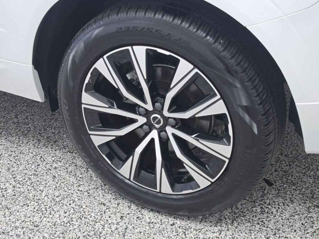 Used 2025 Volvo XC60 B5 Plus image 17