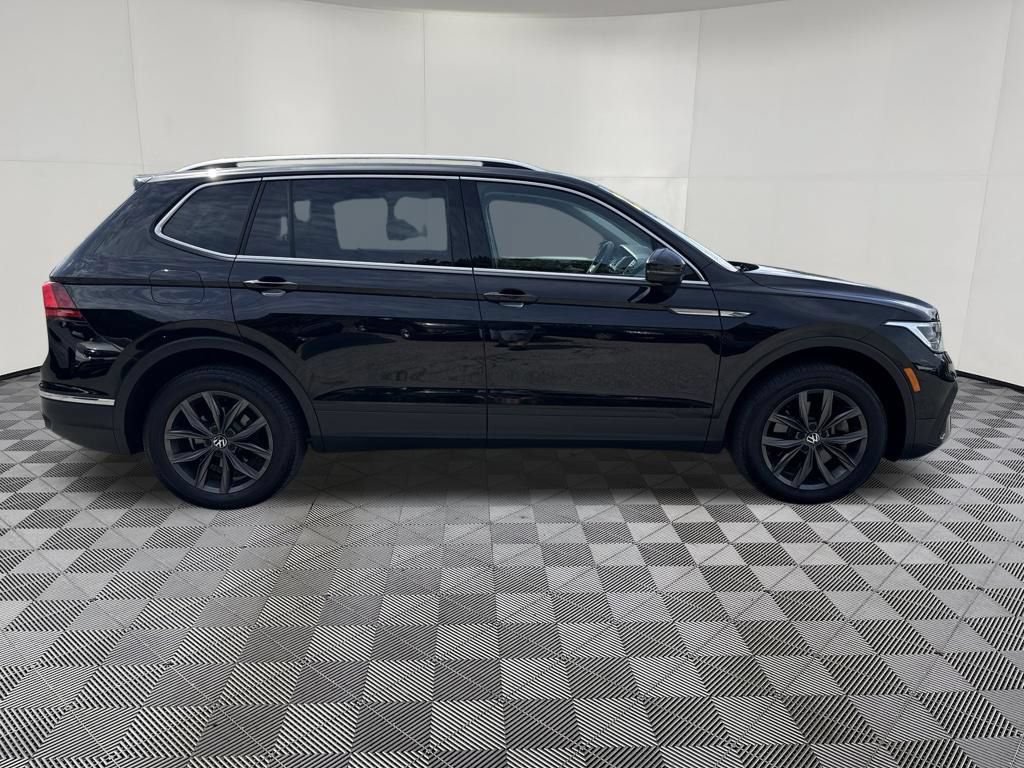 Used 2023 Volkswagen Tiguan SE w/ Panoramic Sunroof Package FWD image 4