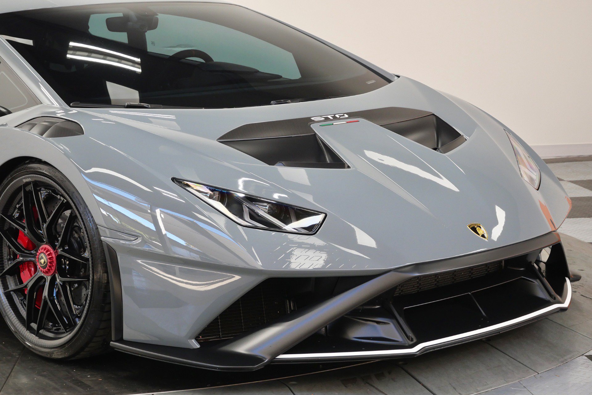 Used 2022 Lamborghini Huracan STO RWD image 3