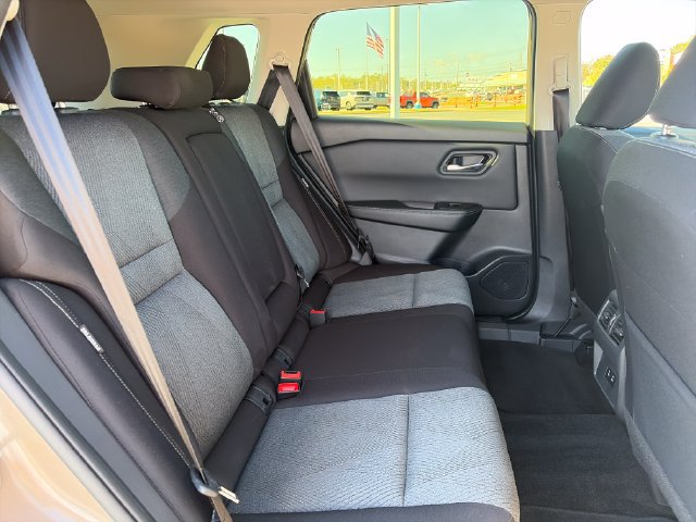 Used 2025 Nissan Rogue SV AWD/4WD image 13