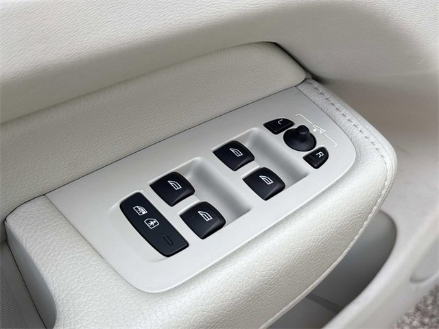 Used 2021 Volvo XC60 T5 Momentum w/ Premium Package image 27