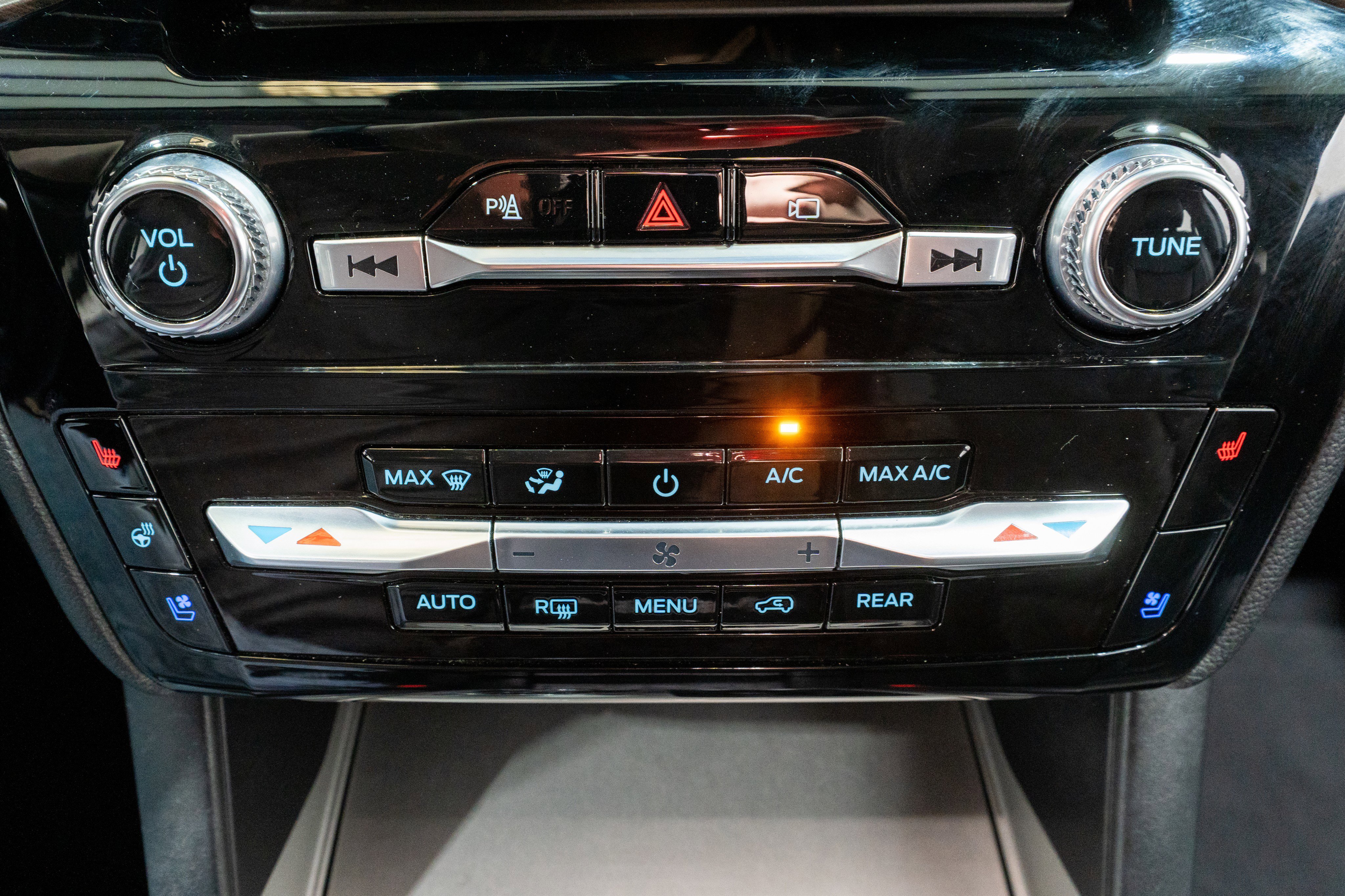 Used 2022 Ford Explorer Limited image 22