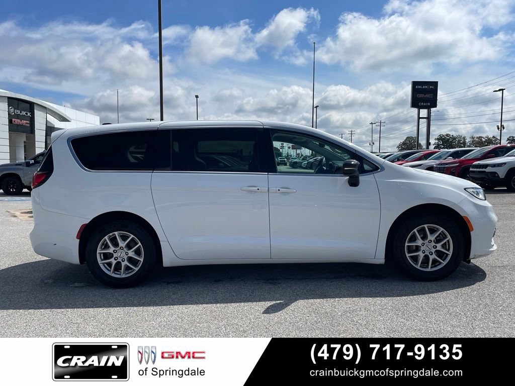 Used 2024 Chrysler Pacifica Touring-L FWD image 8
