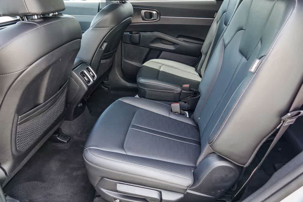 Certified 2024 Kia Sorento EX w/ Panoramic Sunroof Package FWD image 17