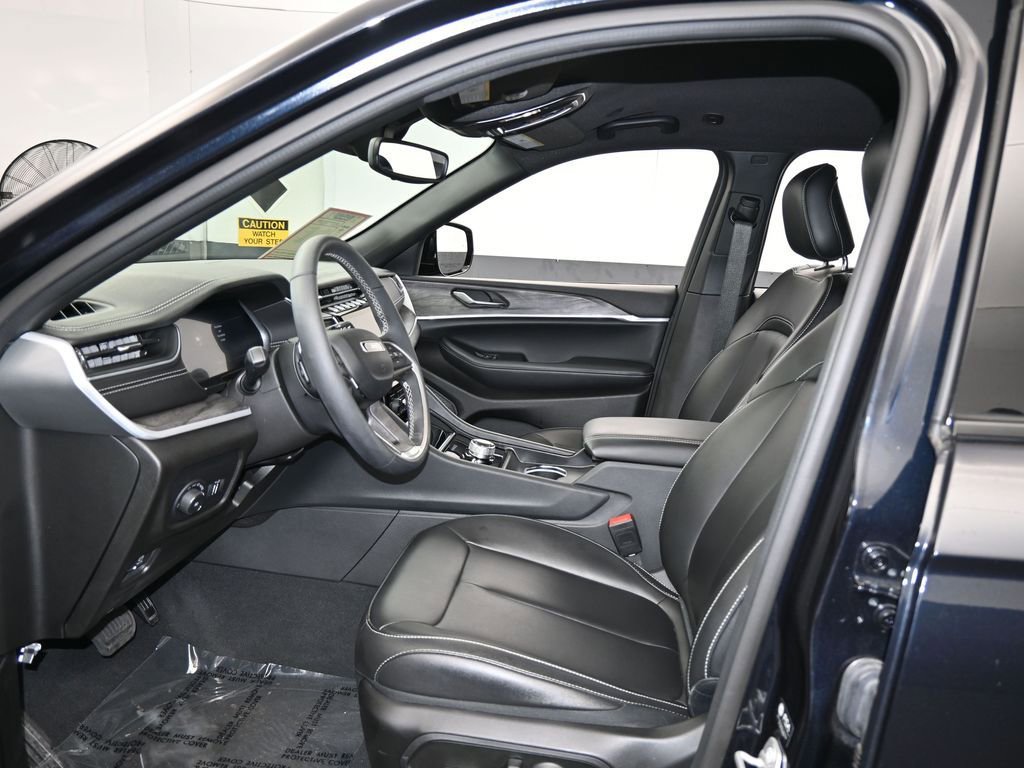 Used 2024 Jeep Grand Cherokee Limited w/ Black Appearance Package image 11