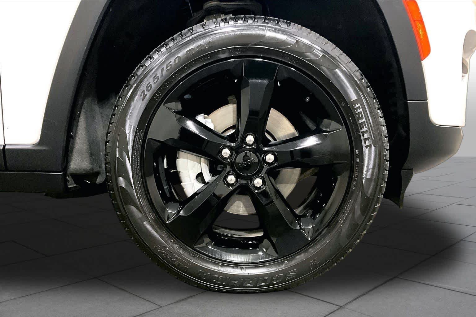 Used 2024 Jeep Grand Cherokee Limited w/ Black Appearance Package AWD/4WD image 10