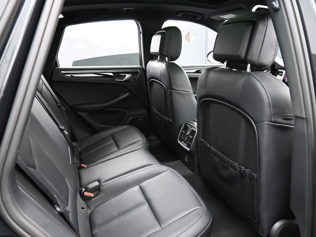 Certified 2025 Porsche Macan image 28