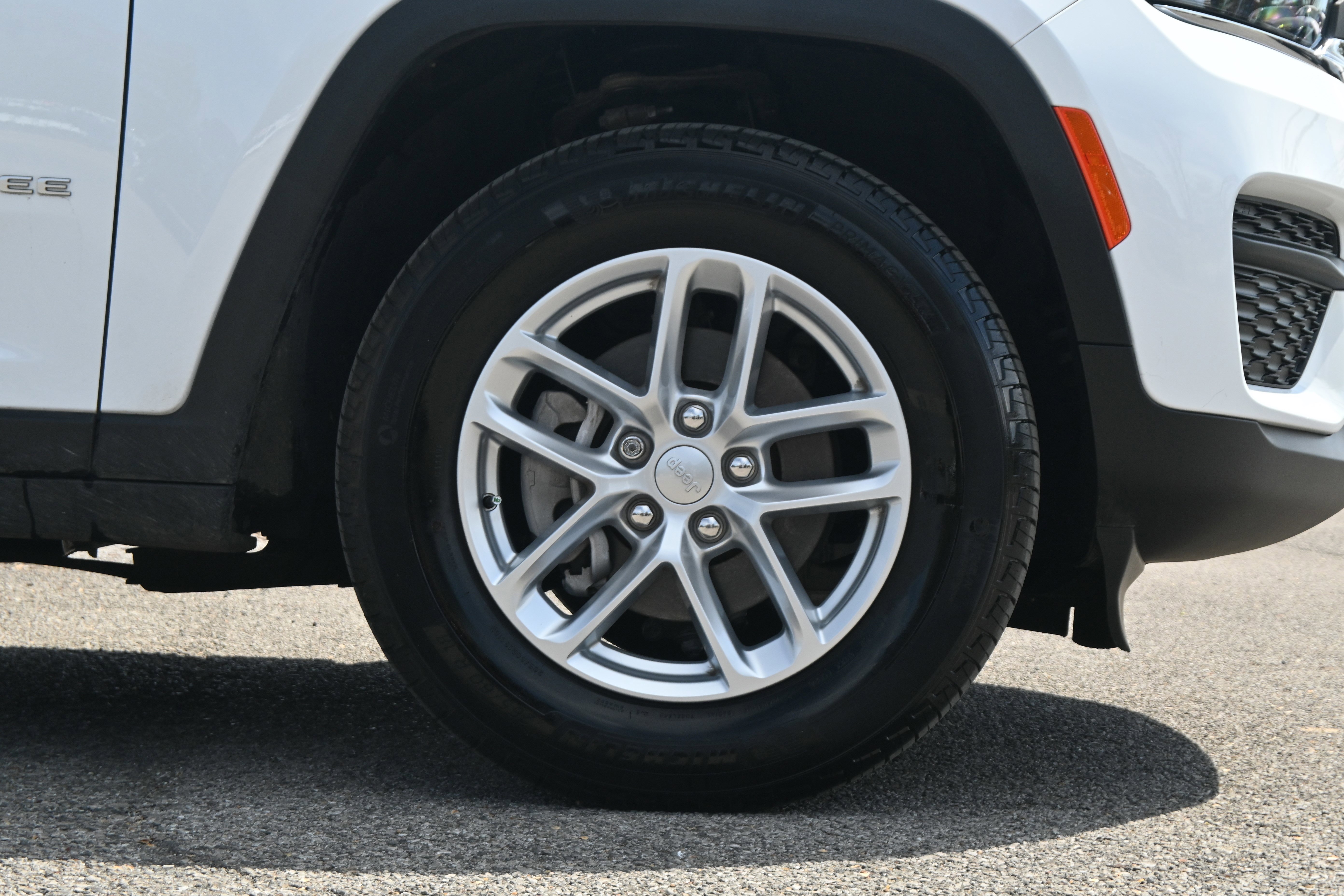 Used 2025 Jeep Grand Cherokee Laredo X image 23