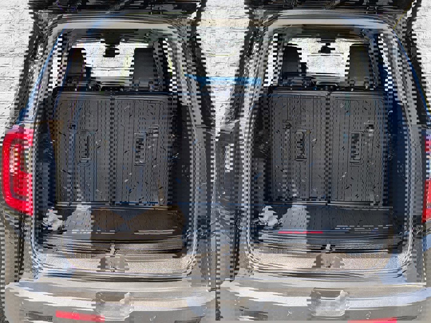 Used 2023 GMC Acadia SLT w/ Technology Package image 9