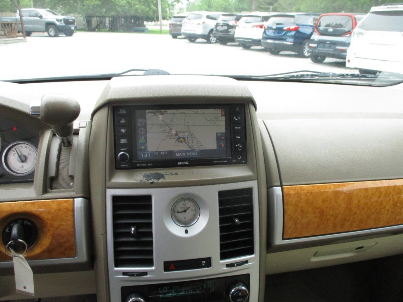 Used 2008 Chrysler Town & Country Limited w/ Entertainment Group #3 FWD image 14