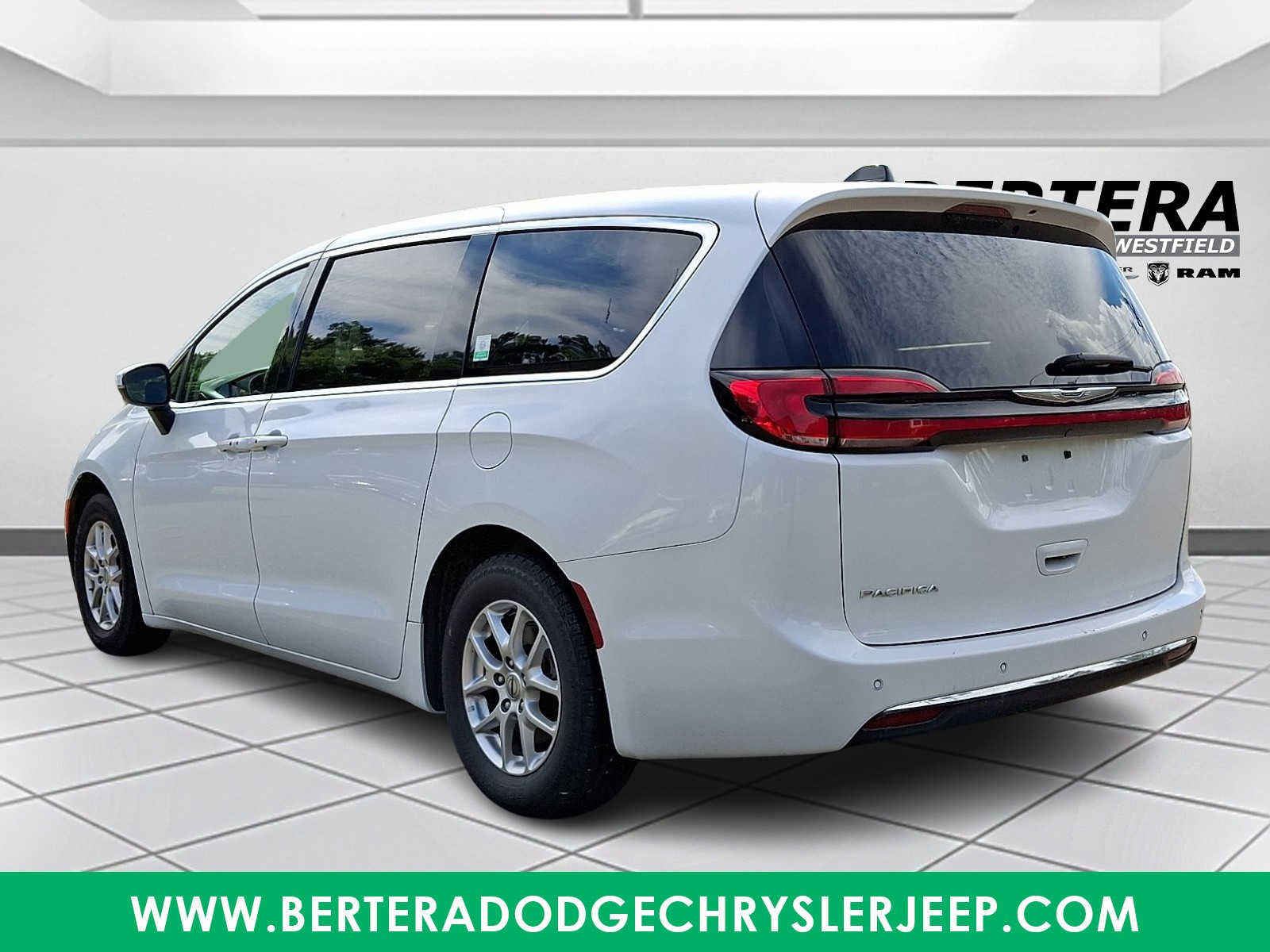 Certified 2023 Chrysler Pacifica Touring-L FWD image 4