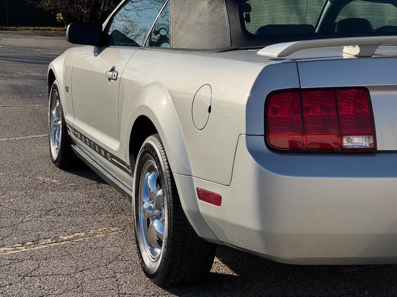 Used 2005 Ford Mustang Convertible image 16