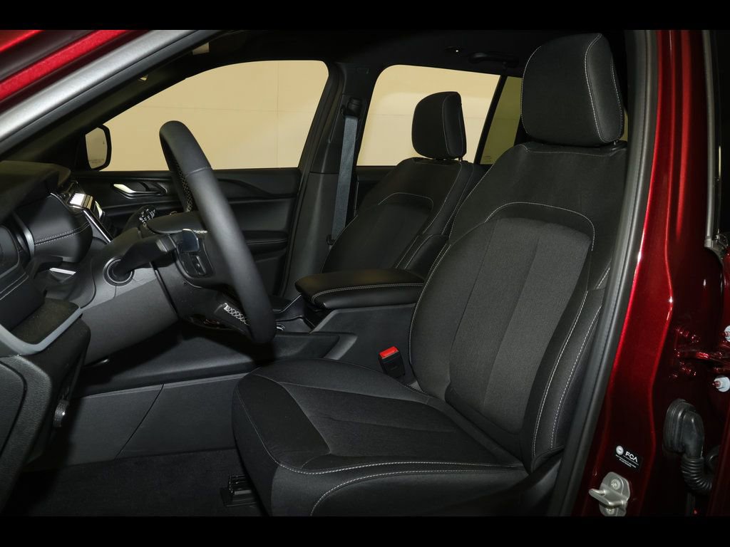 Used 2025 Jeep Grand Cherokee Laredo w/ Luxury Tech Group I image 24