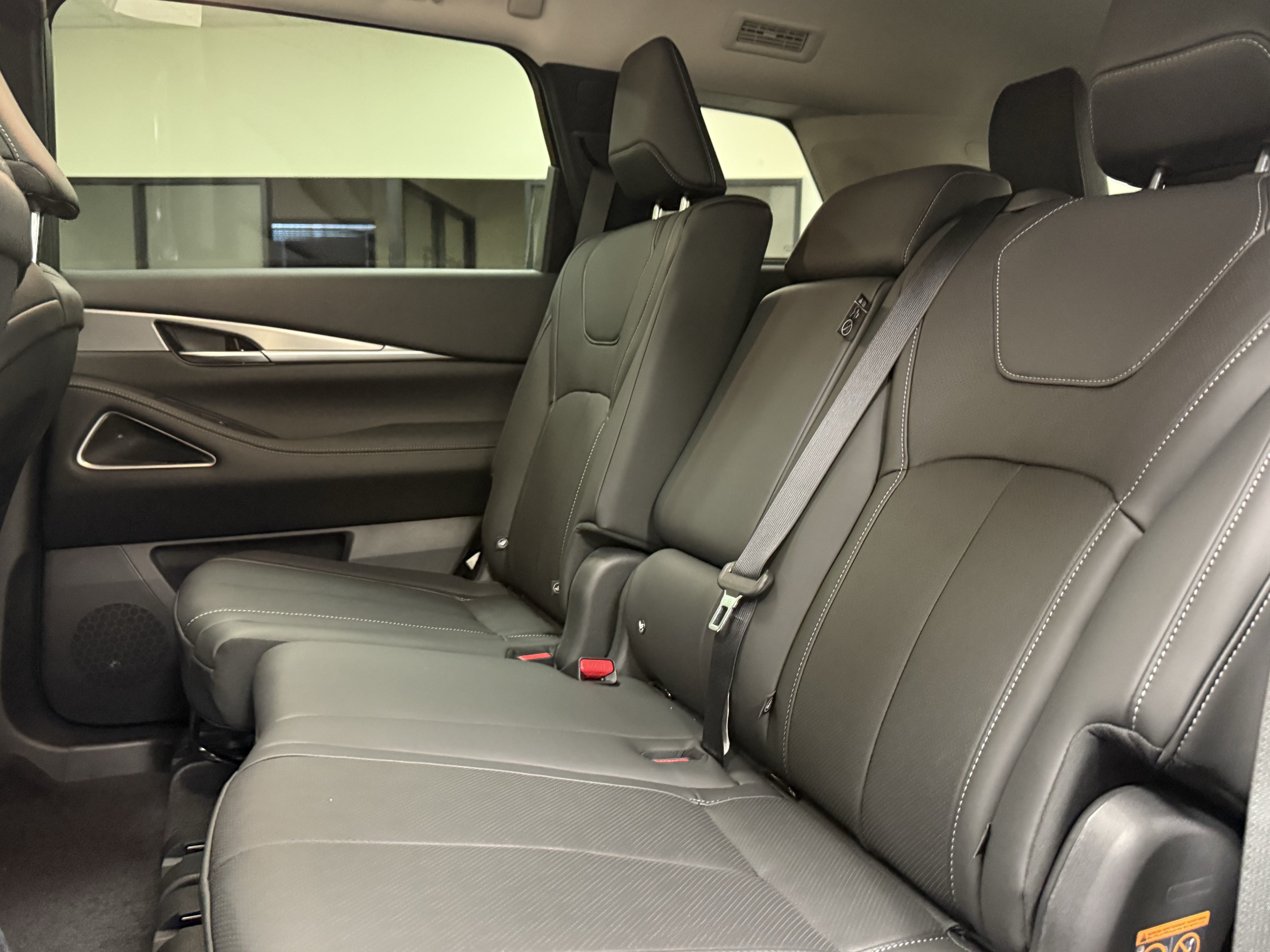 Certified 2027 INFINITI QX60 Luxe w/ Cargo Package FWD image 13