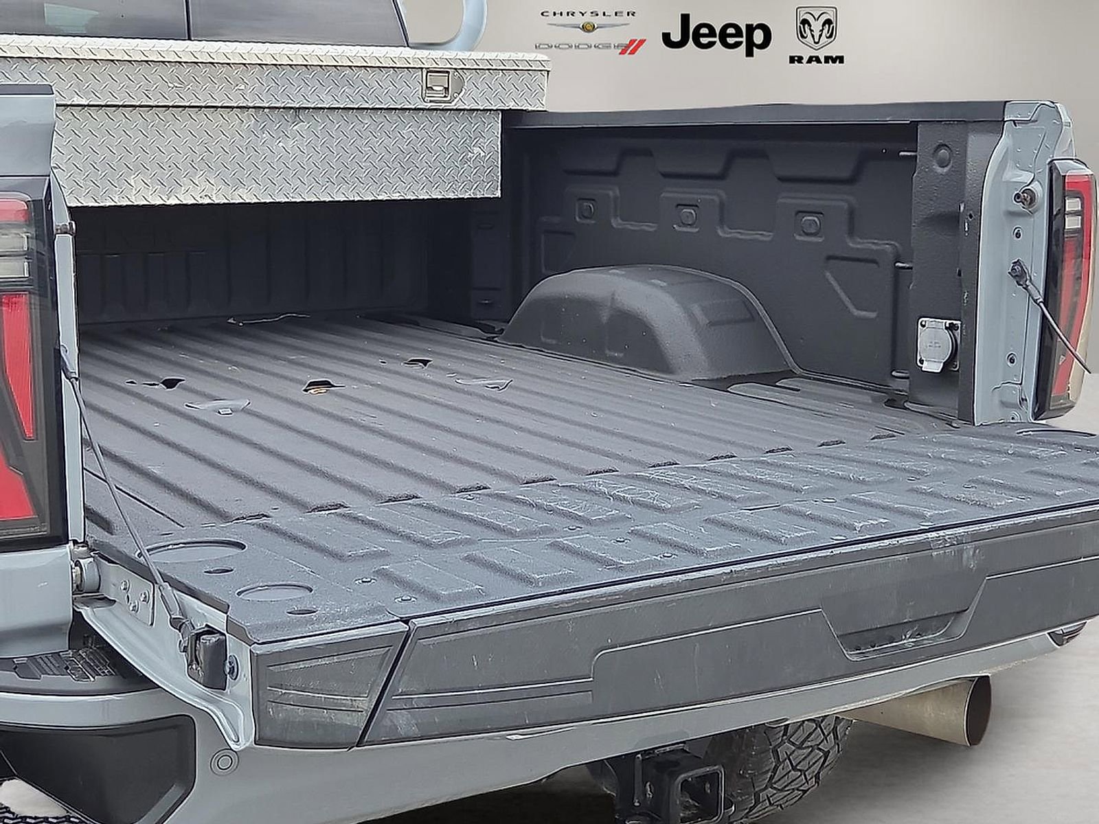 Used 2025 GMC Sierra 2500 AT4 w/ AT4 Premium Plus Package AWD/4WD image 9