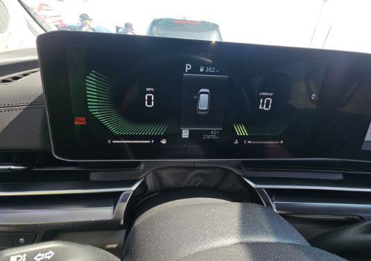 Used 2025 Kia Carnival FWD image 8