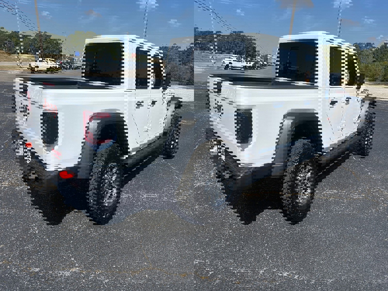 Used 2025 Jeep Gladiator Mojave w/ Convenience Group image 11