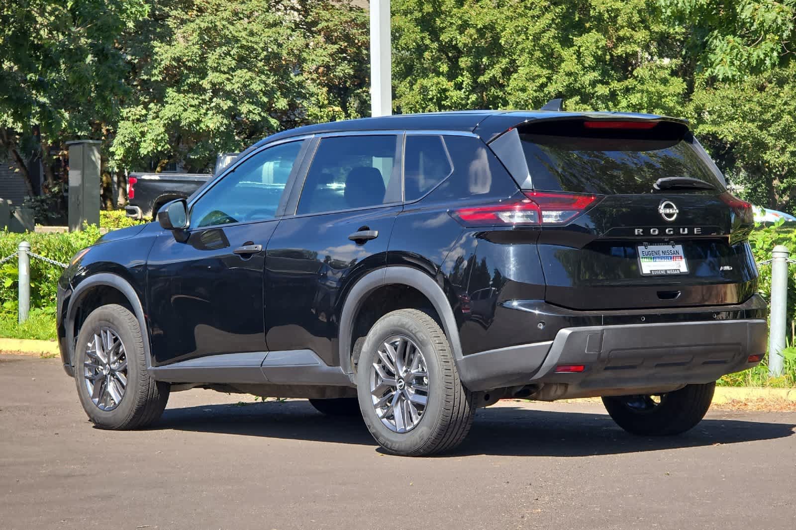 Used 2024 Nissan Rogue S AWD/4WD image 6