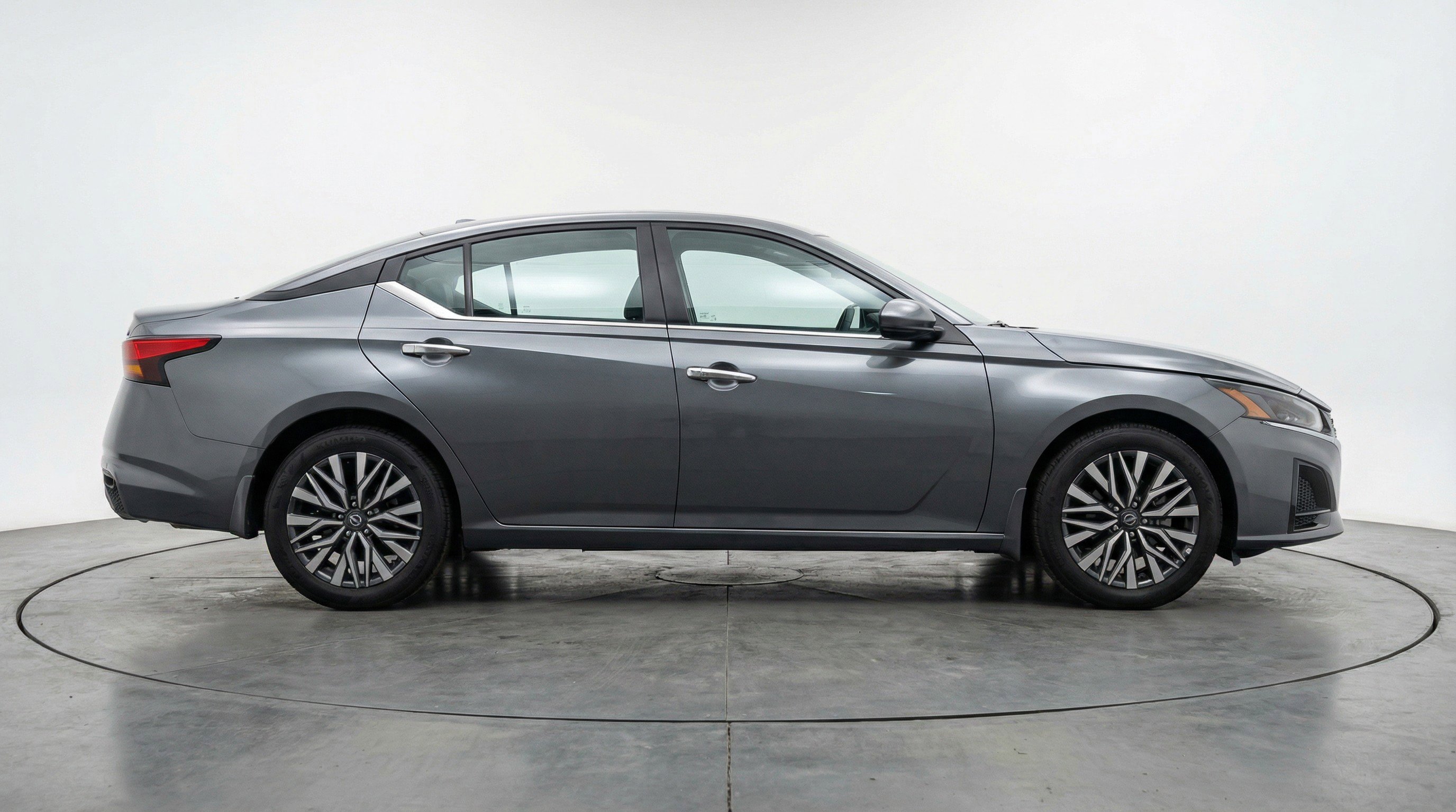 Used 2025 Nissan Altima 2.5 SV FWD image 11