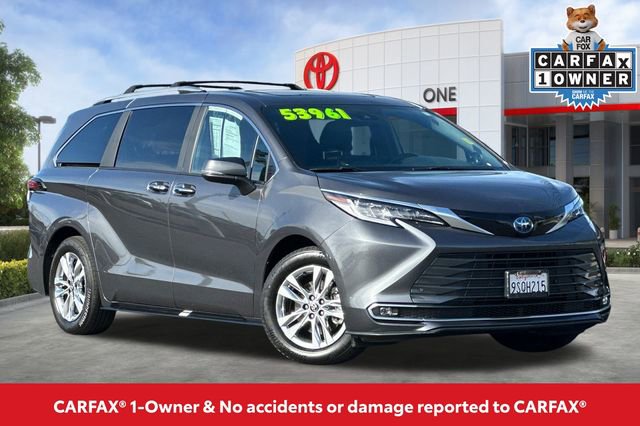 Used 2025 Toyota Sienna Limited image 2