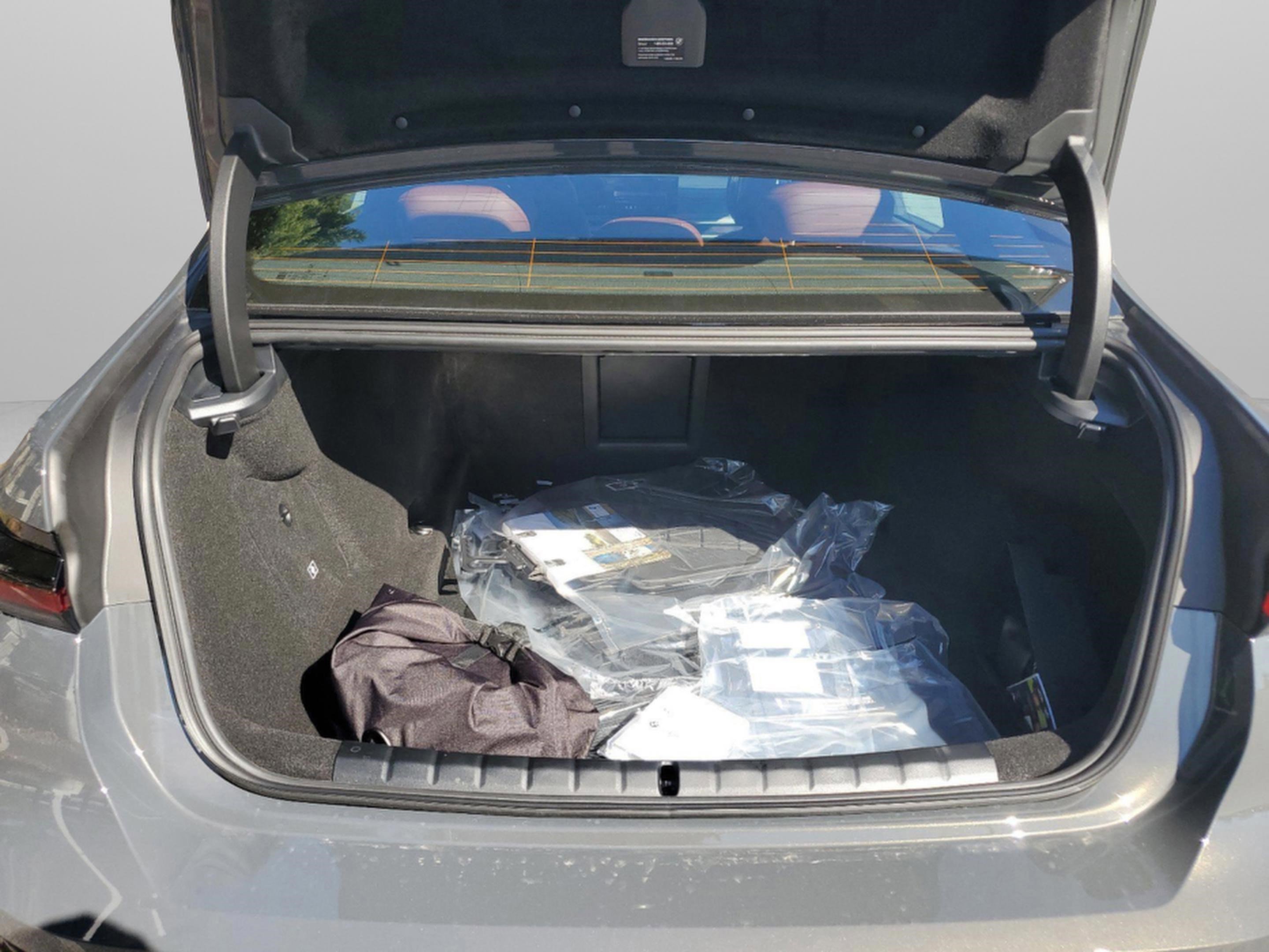 Used 2025 BMW 750e xDrive 750e xDrive image 7