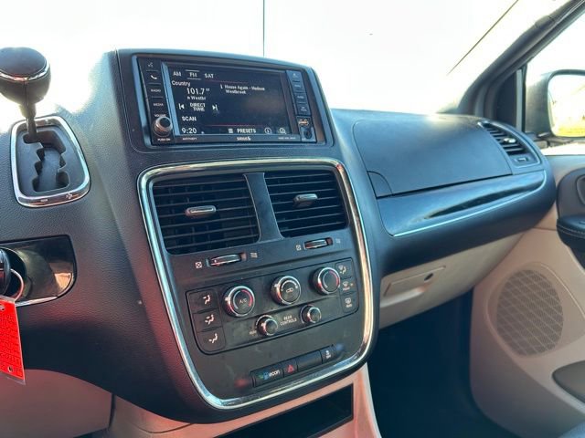 Used 2017 Dodge Grand Caravan SXT image 38