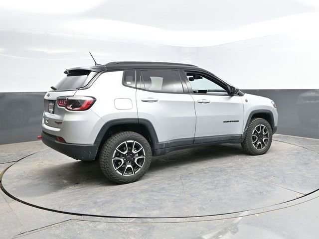 Used 2025 Jeep Compass Trailhawk AWD/4WD image 9