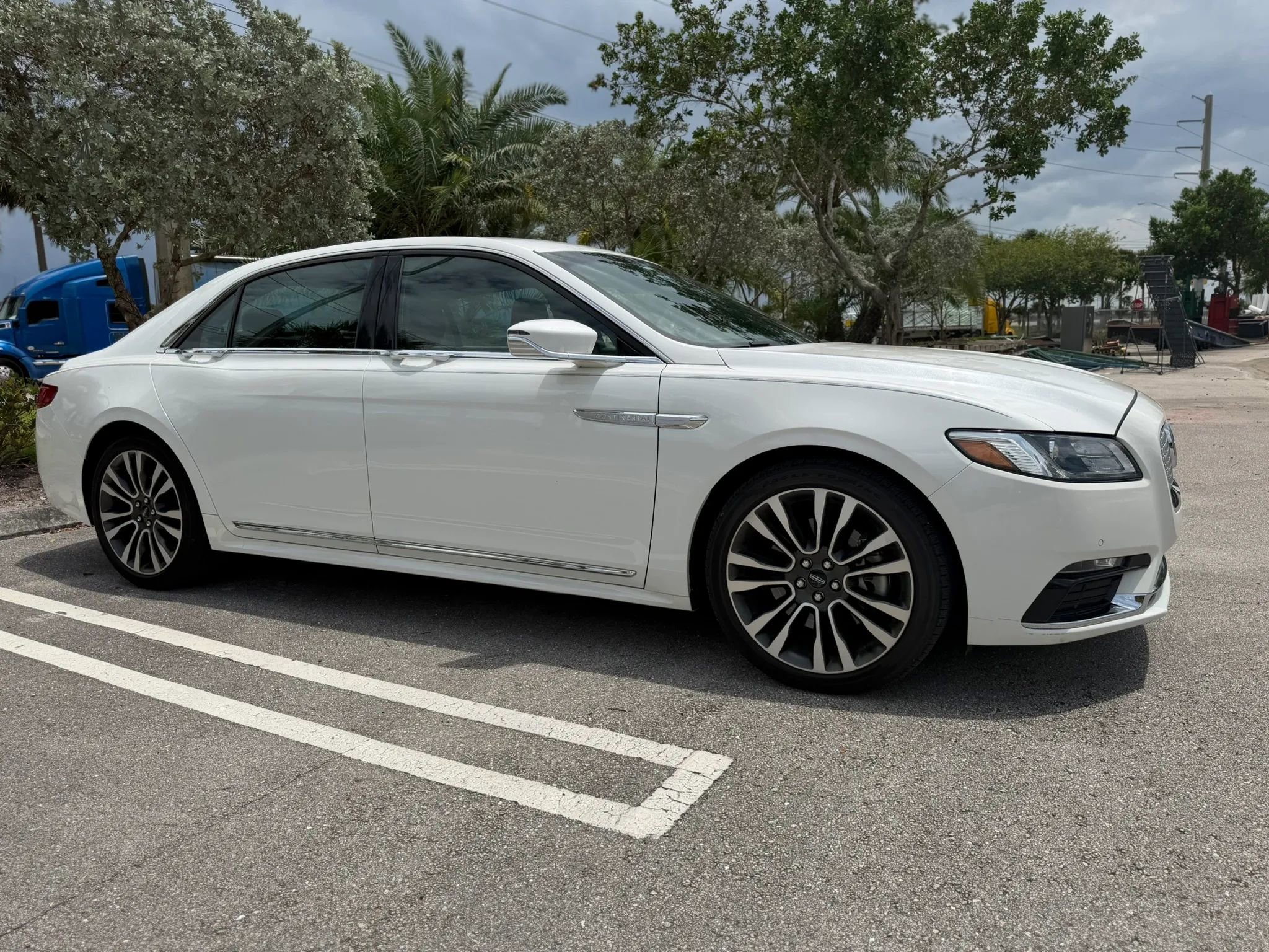Used 2020 Lincoln Continental AWD w/ Premium Package image 9