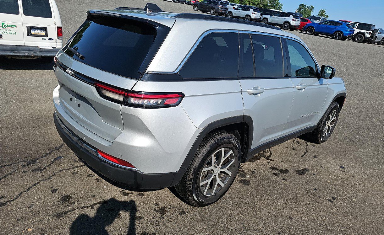 Used 2024 Jeep Grand Cherokee Limited w/ Trailer Tow Package AWD/4WD image 4