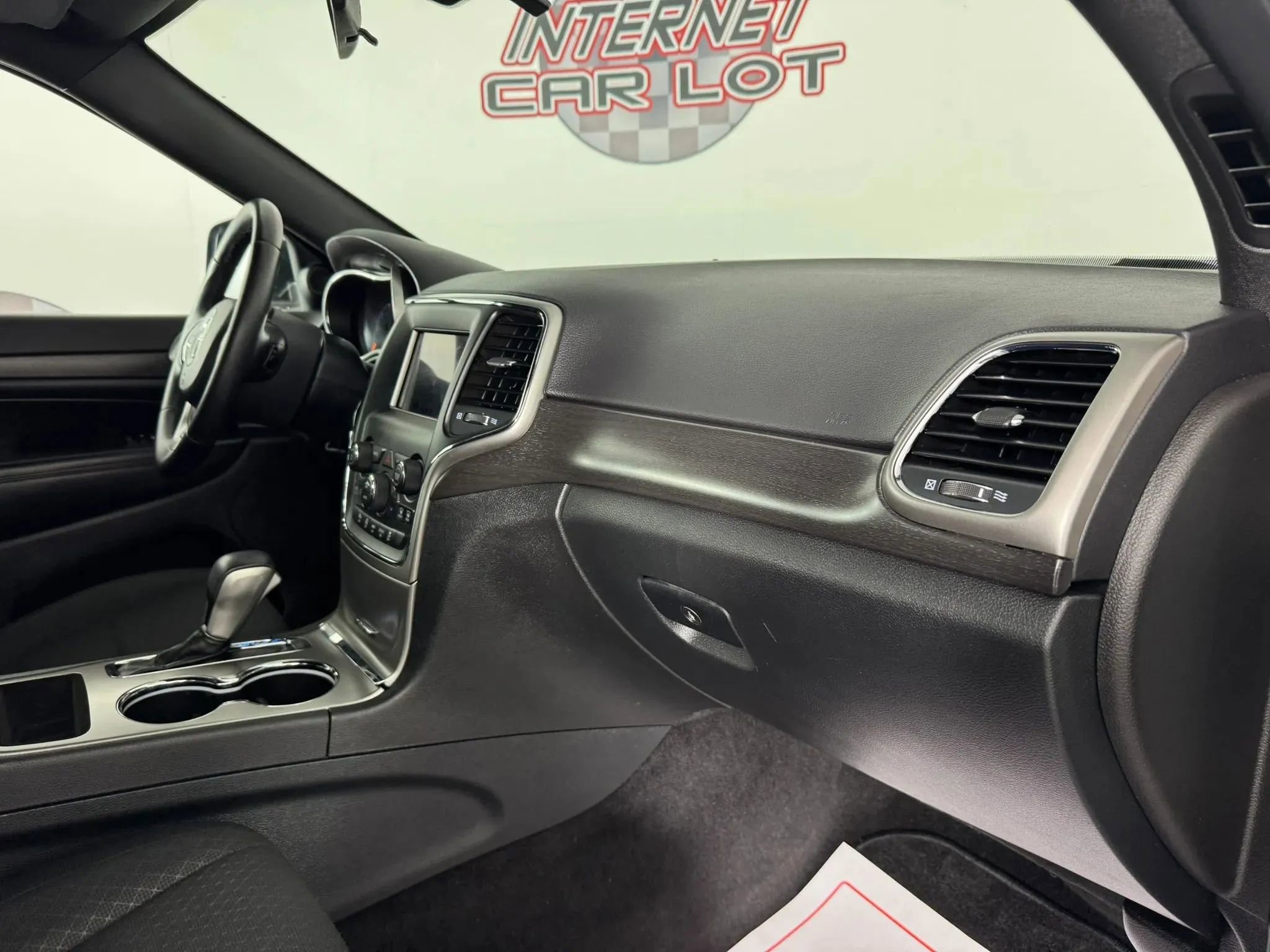 Used 2018 Jeep Grand Cherokee Laredo AWD/4WD image 12