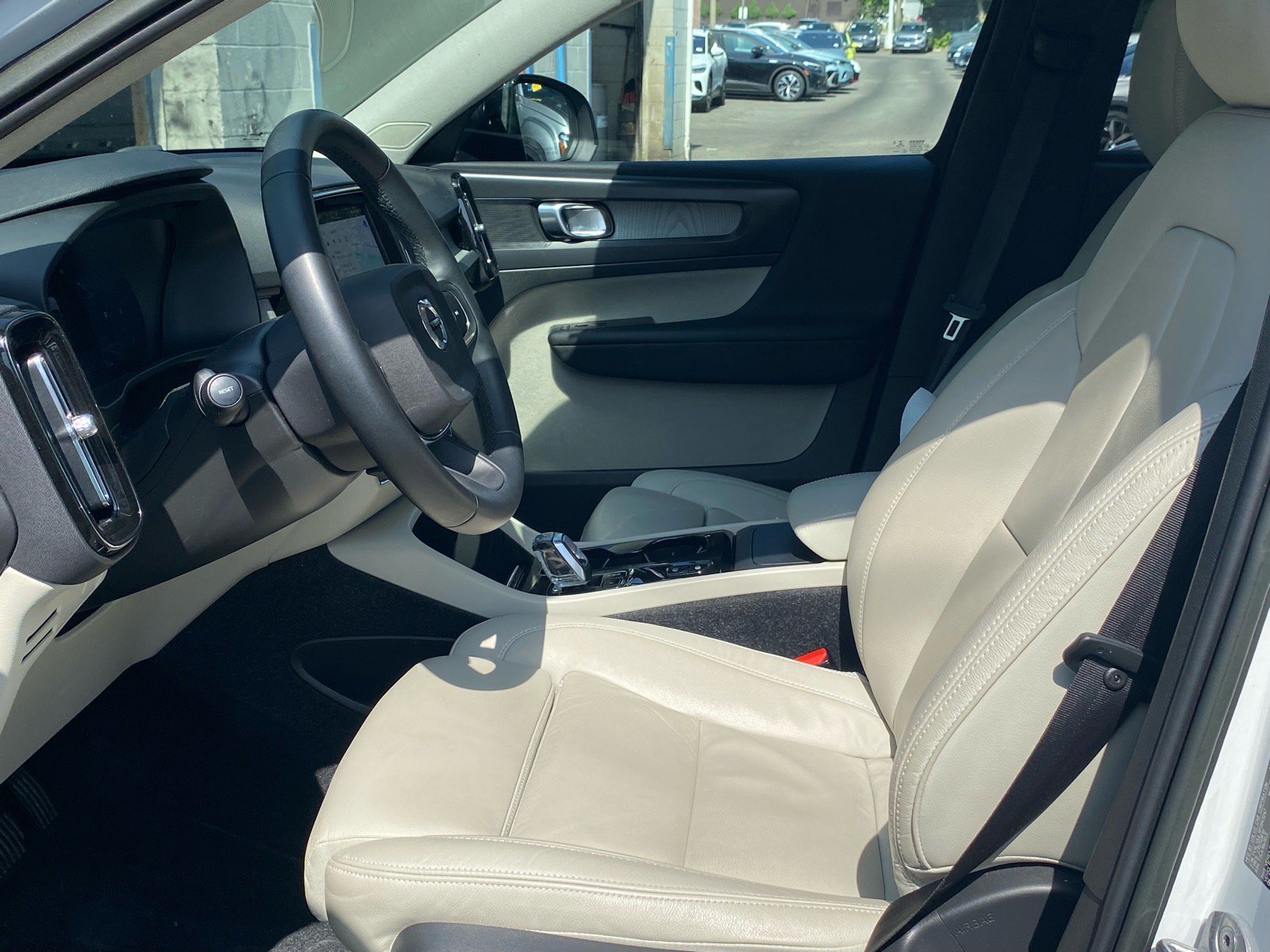 Used 2023 Volvo XC40 B5 Plus AWD/4WD image 9