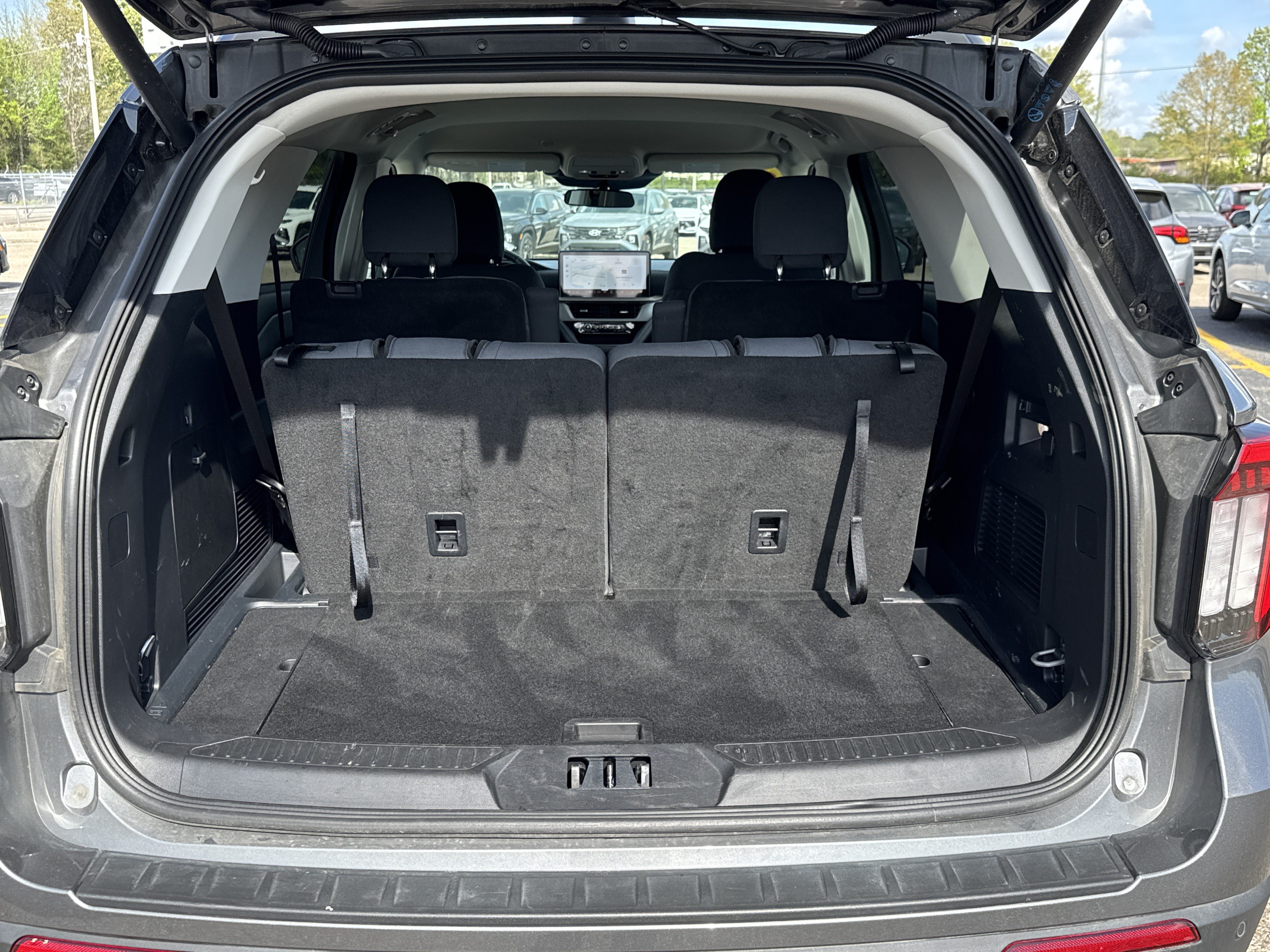 Used 2025 Ford Explorer Active AWD/4WD image 8
