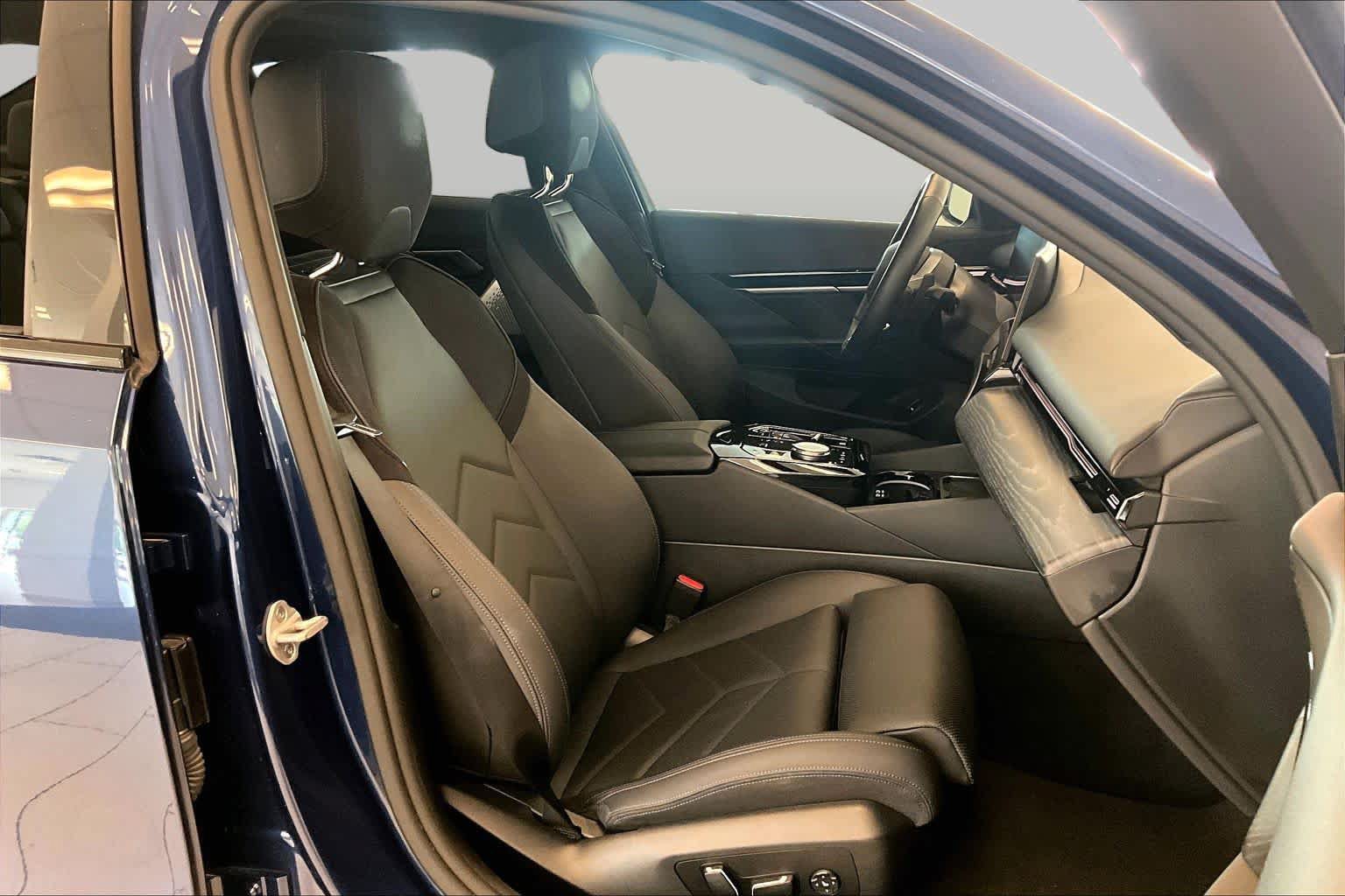 Used 2024 BMW 530i w/ M Sport Package RWD image 8