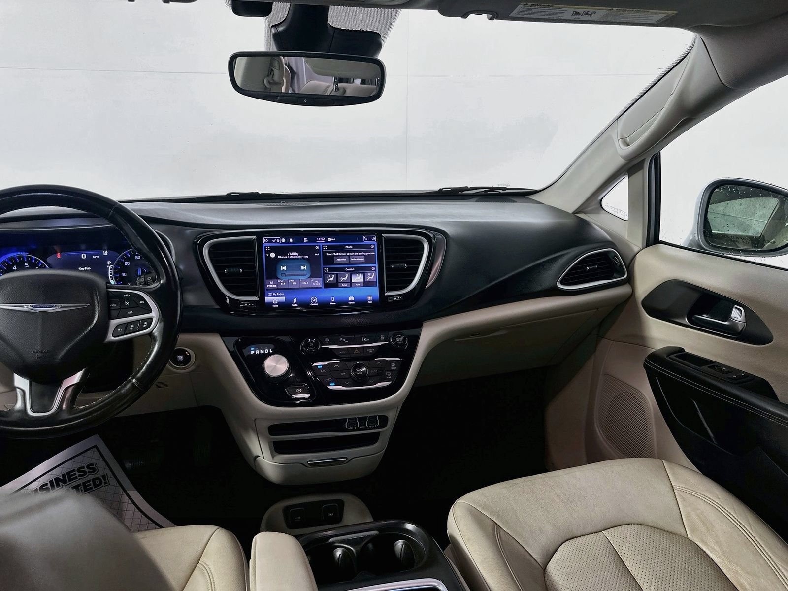 Used 2021 Chrysler Pacifica Touring-L FWD image 21