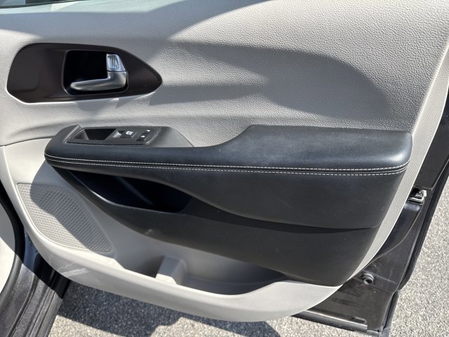 Used 2023 Chrysler Voyager LX image 4