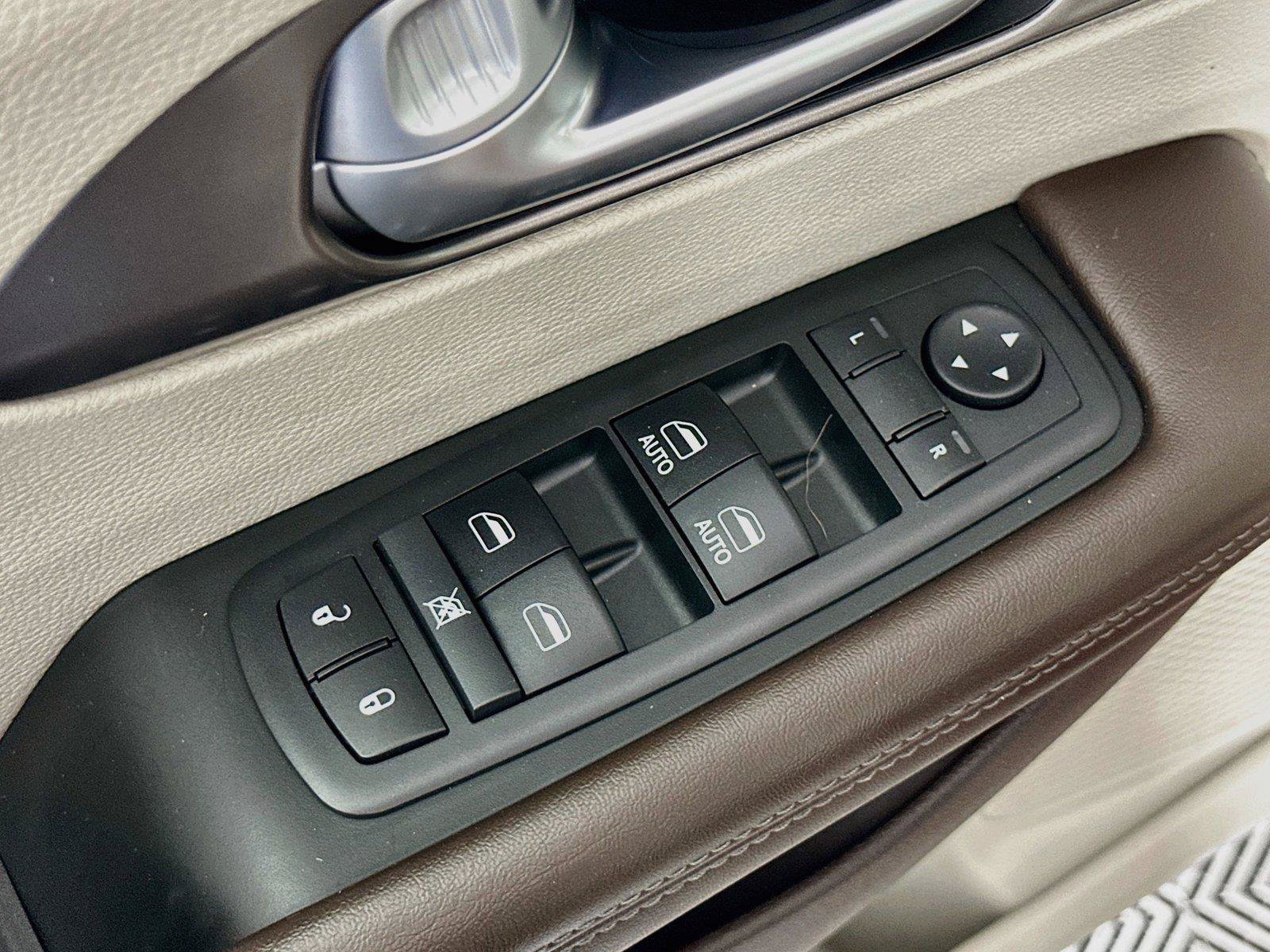 Used 2018 Chrysler Pacifica Touring-L w/ Advanced Safetytec Group FWD image 20