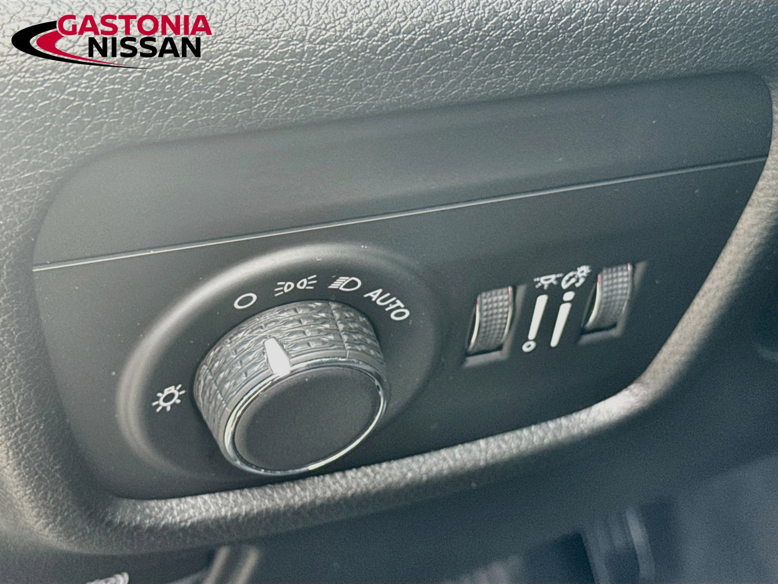 Used 2023 Jeep Grand Cherokee Laredo AWD/4WD image 13
