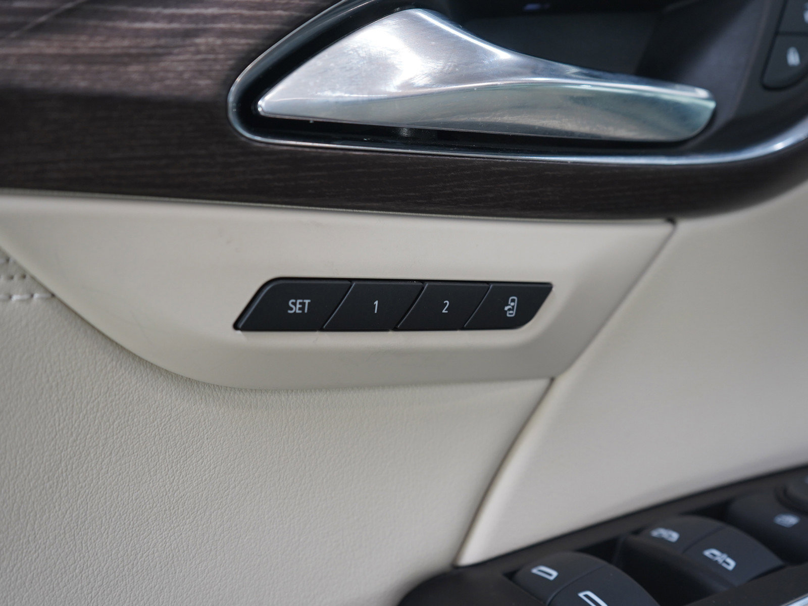 Used 2023 Buick Envision Avenir image 23