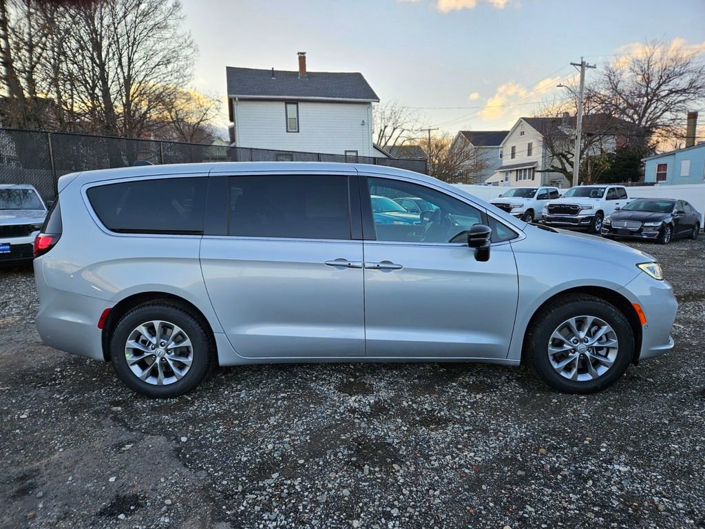 New 2026 Chrysler Pacifica Select image 6