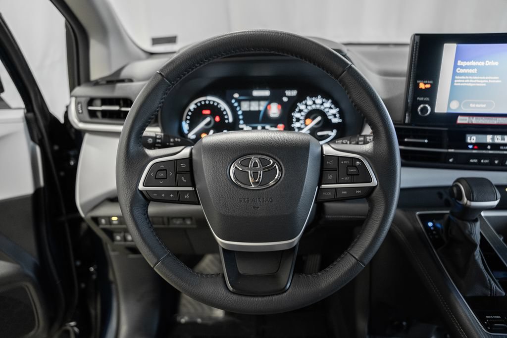 Used 2025 Toyota Sienna XLE FWD image 32