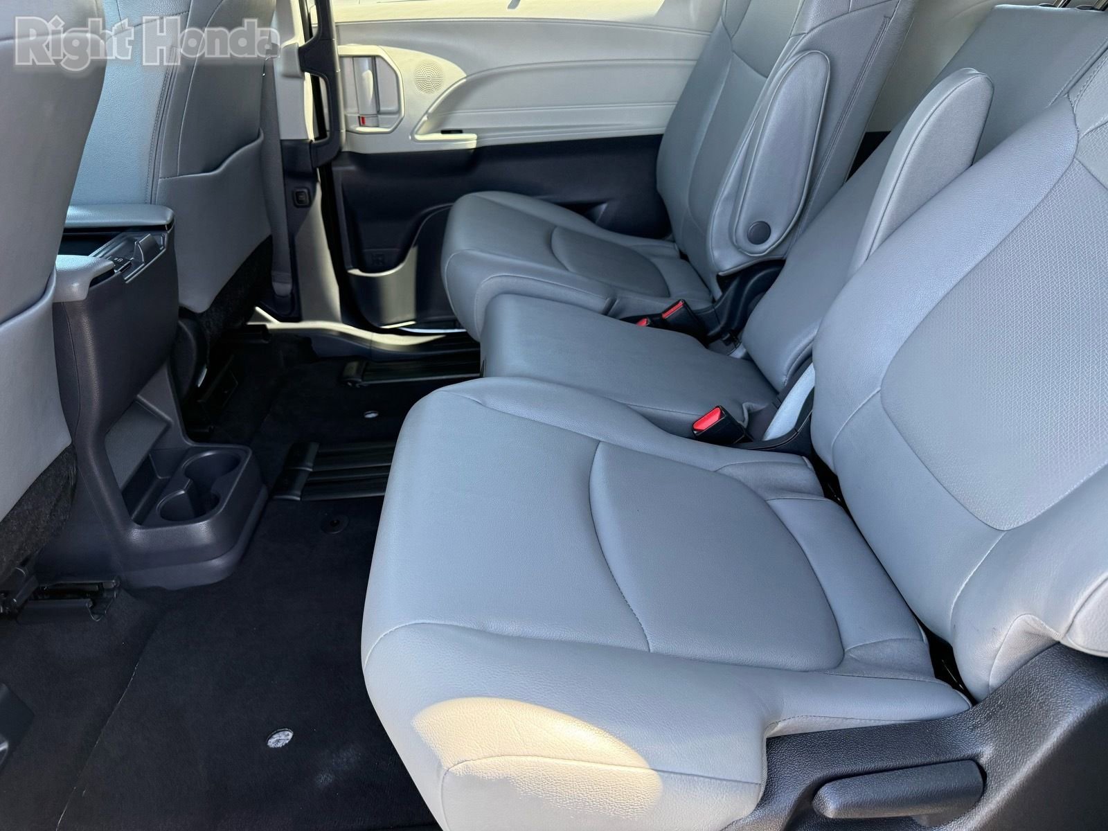 Used 2024 Toyota Sienna XLE FWD image 26