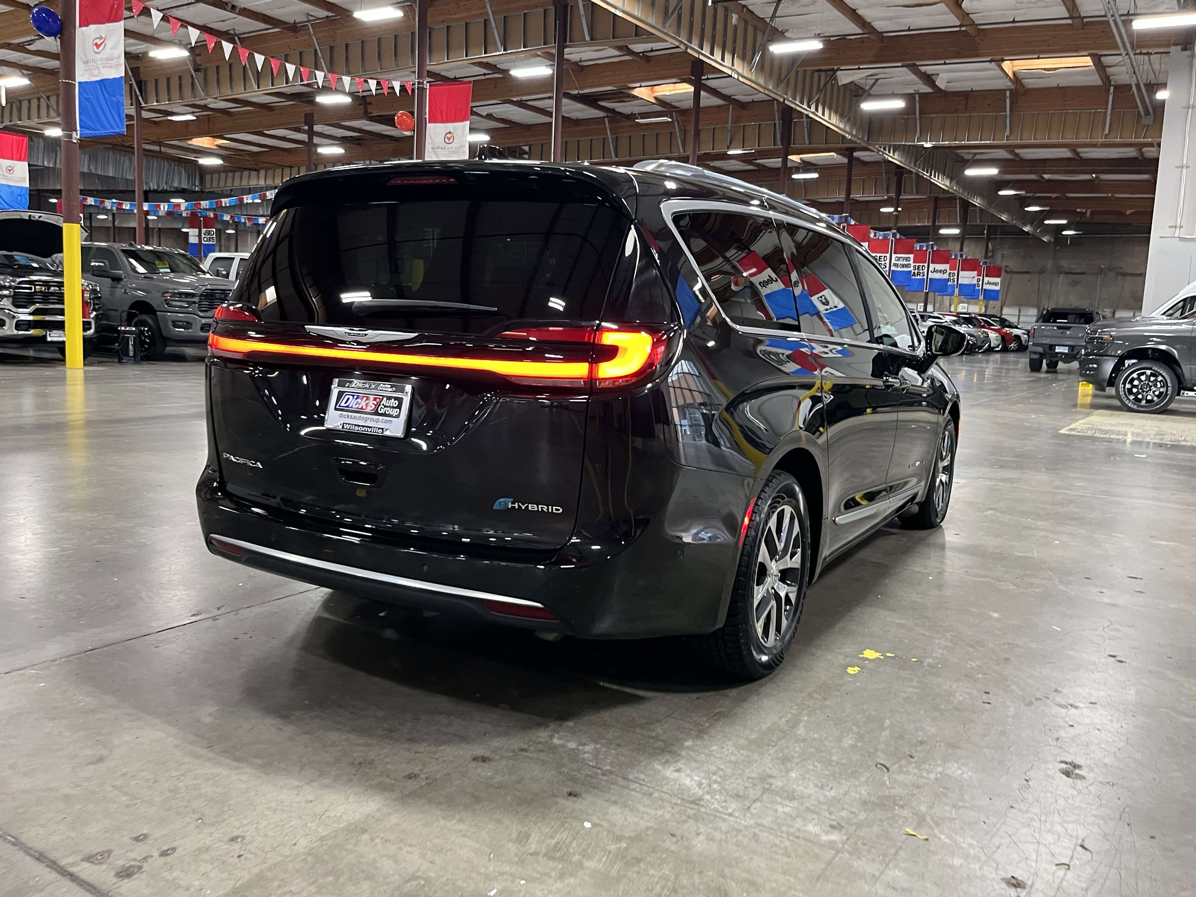 Used 2023 Chrysler Pacifica Pinnacle image 5