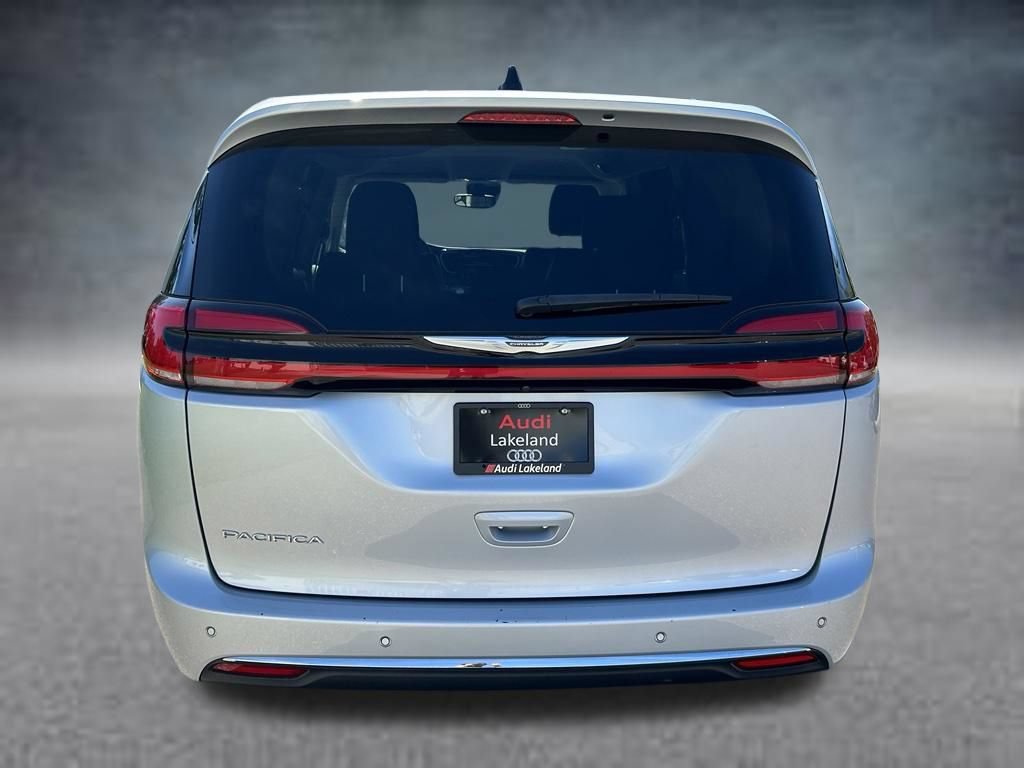 Used 2023 Chrysler Pacifica Touring-L FWD image 4