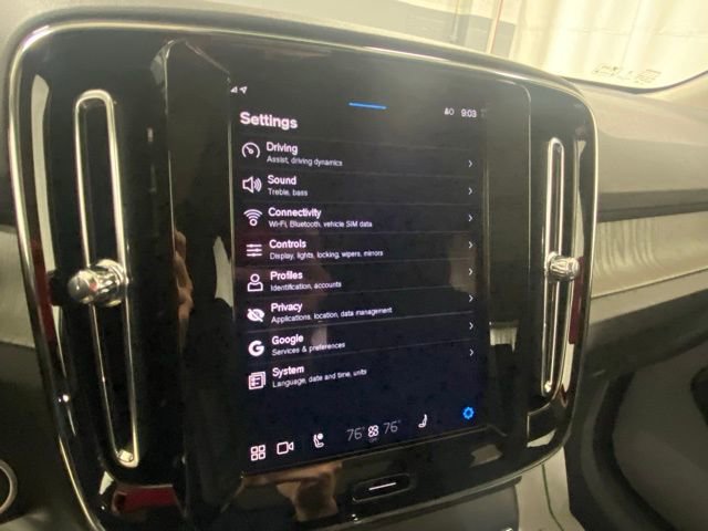 Used 2025 Volvo XC40 B5 Plus image 23