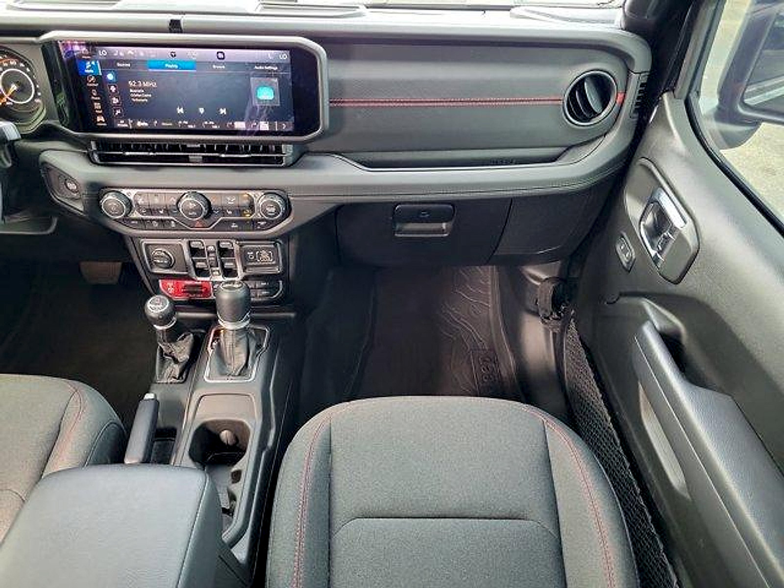 Used 2025 Jeep Wrangler Unlimited Rubicon w/ Convenience Group AWD/4WD image 17