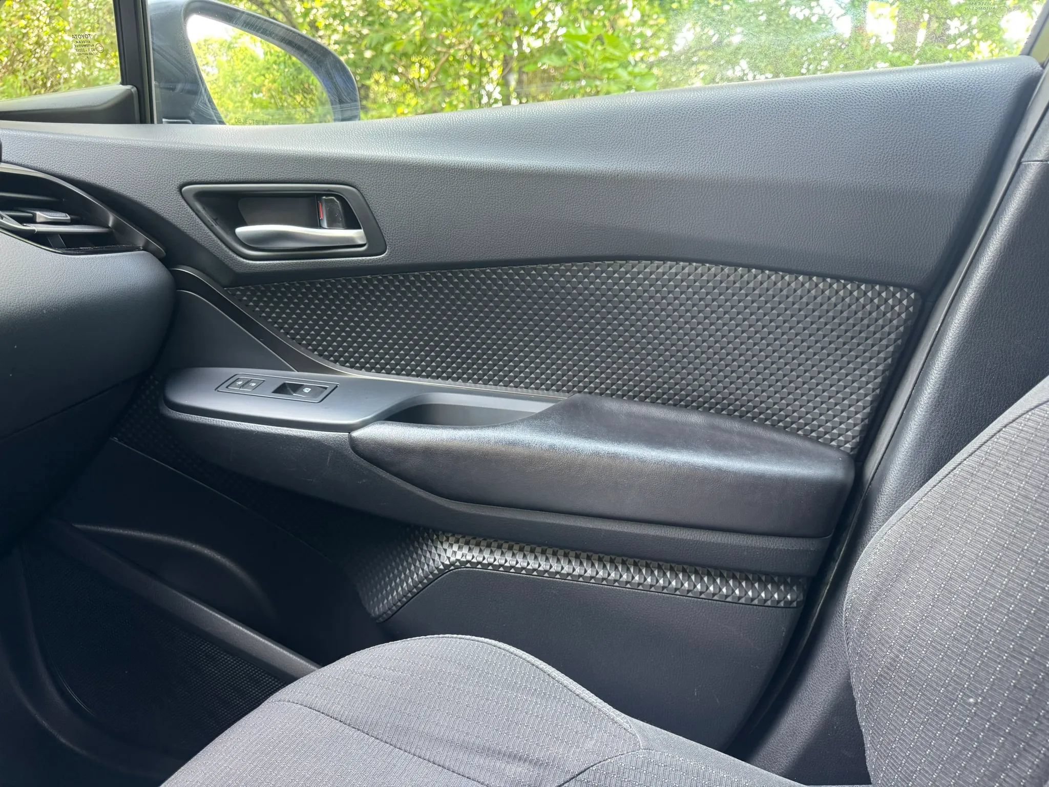 Used 2019 Toyota C-HR LE FWD image 17
