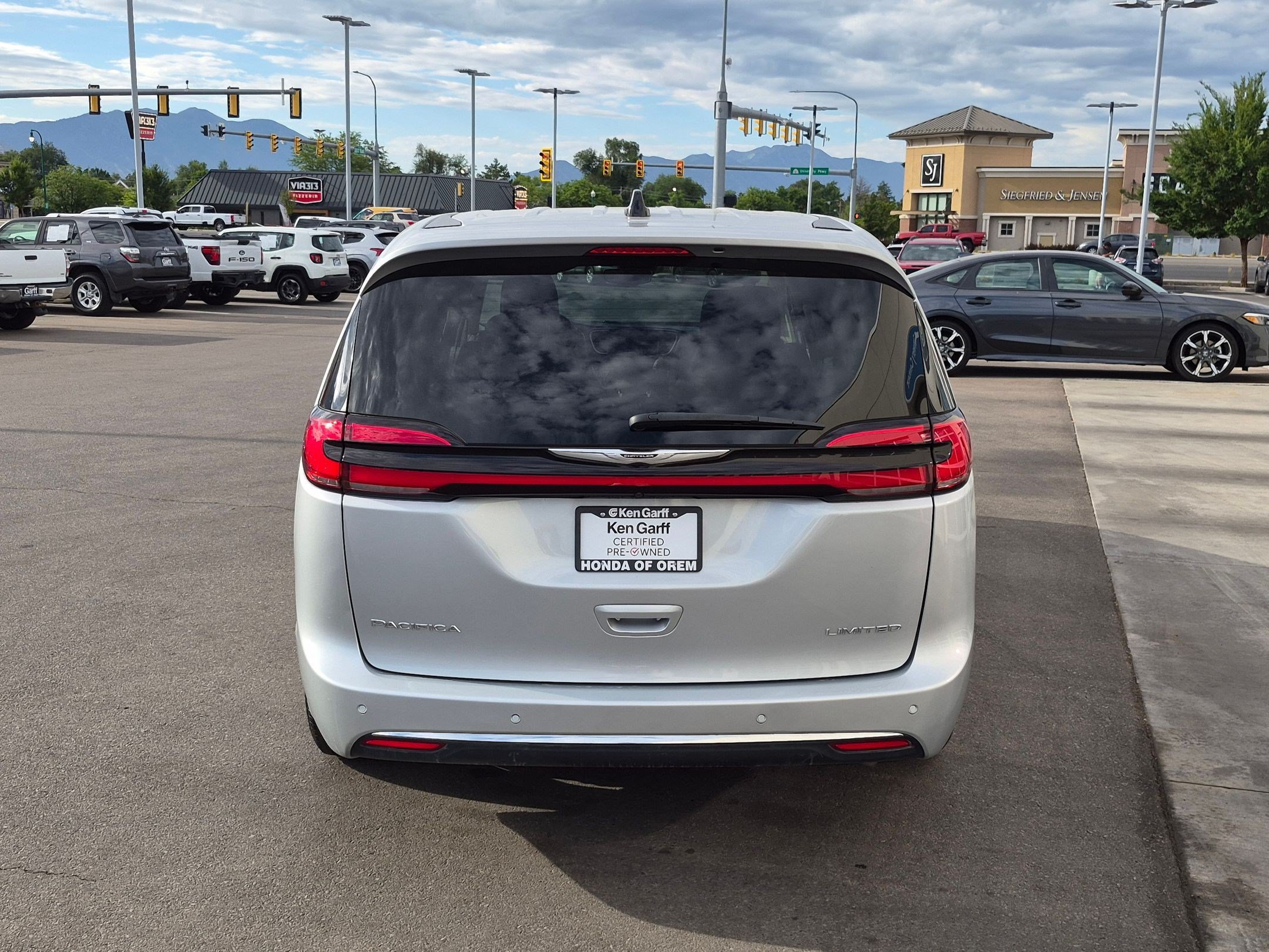Used 2024 Chrysler Pacifica Limited FWD image 7