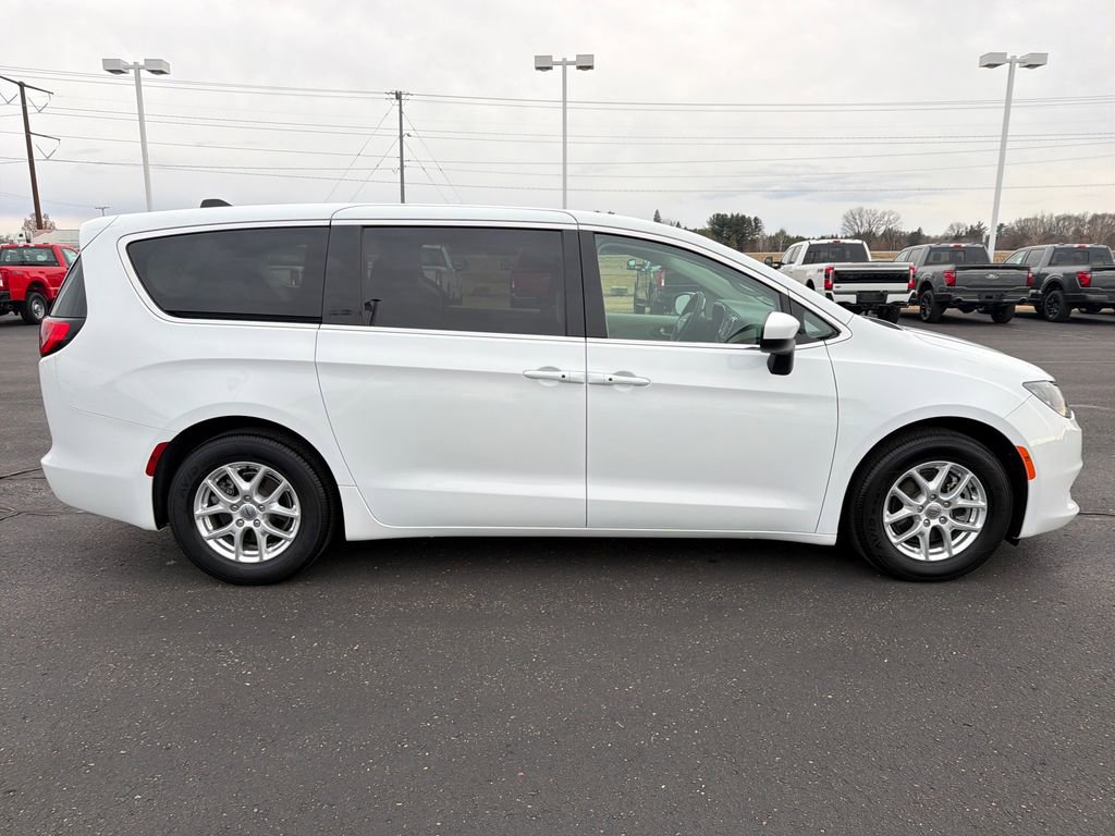 Used 2022 Chrysler Voyager LX image 6
