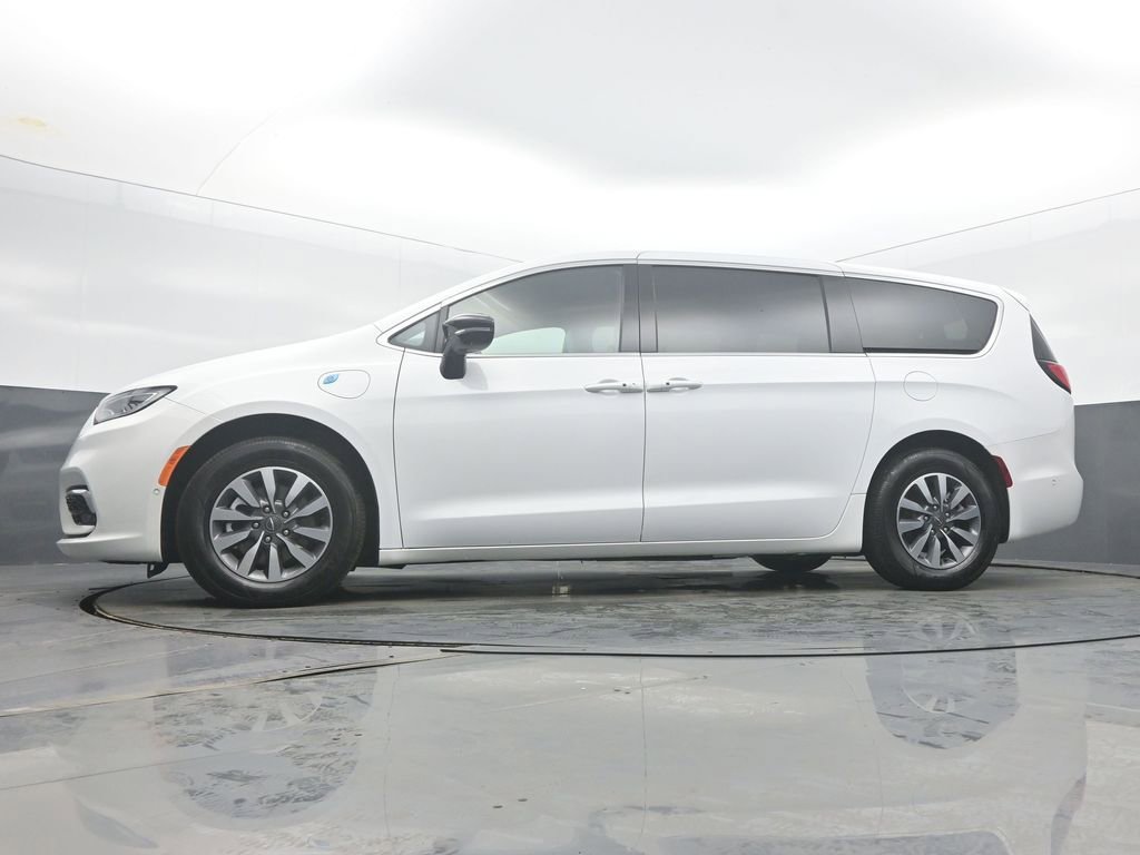 Used 2025 Chrysler Pacifica Select w/ Uconnect Theater Family Group image 47